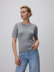 Dzianinowa bluzka z wiskozą - szary. Szare bluzki Reserved, l, bez wzorów, z dzianiny, bez kołnierzyka, bez ramiączek. W wyprzedaży za 49.99 zł.