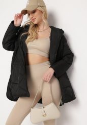 Czarna Kurtka Oversize z Kapturem z Ozdobnym Pikowaniem i Rozcięciem Klimella. Czarne kurtki Born2be, l, bez wzorów, eleganckie, z kapturem. W wyprzedaży za 195.99 zł.