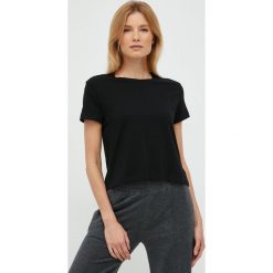 Sisley t-shirt bawełniany kolor czarny. Czarne t-shirty Sisley, bez wzorów, z bawełny, bez kołnierzyka, bez ramiączek. W wyprzedaży za 64.99 zł.