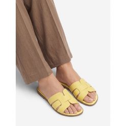 Klapki JENNY. Żółte klapki Jenny, bez wzorów, bez obcasa, bez zapięcia. Za 79.99 zł.