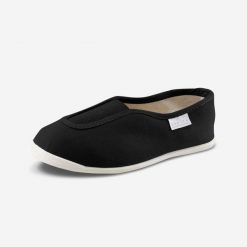 Buty do gimnastyki dla dorosłych Domyos 300. Czarne buty treningowe DOMYOS, bez wzorów, z bawełny, bez zapięcia, na jogę i pilates. W wyprzedaży za 24.99 zł.