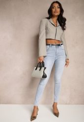 Niebieskie Jeansy o Kroju Slim High Waist Zdobione Haftem w Kształcie Serca Araniah. Niebieskie jeansy Renee, z aplikacjami, z jeansu, eleganckie, z podwyższonym stanem. W wyprzedaży za 75.99 zł.