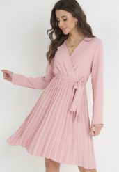 Ciemnoróżowa Sukienka Plisowana z Kopertowym Dekoltem i Paskiem Minesia. Czerwone sukienki Born2be, m, bez wzorów, z materiału, eleganckie, bez kołnierzyka, bez ramiączek, mini, kopertowe. W wyprzedaży za 76.49 zł.