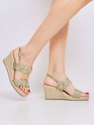 Bellucci Sandały w kolorze złotym na koturnie rozmiar: 41. Żółte sandały Bellucci, bez wzorów, z otwartym noskiem, bez obcasa, na koturnie, bez zapięcia. Za 100.99 zł.