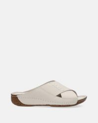 KLAPKI DAMSKIE W KOLORZE BEŻOWYM 912 BEIGE. Brązowe klapki Venezia, bez wzorów, ze skóry, bez obcasa, bez zapięcia. Za 229.00 zł.