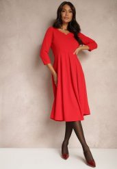 Czerwona Sukienka o Rozkloszowanym Kroju z Rękawem Długości 3/4 Nomini. Czerwone sukienki Renee, na randkę, l, bez wzorów, eleganckie, bez kołnierzyka, bez ramiączek, midi, rozkloszowane. Za 89.99 zł.