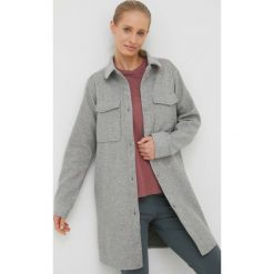 Outhorn koszula damska kolor szary regular. Szare koszule Outhorn, l, bez wzorów, bez kołnierzyka, bez ramiączek. W wyprzedaży za 119.99 zł.