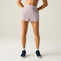 Damskie spodenki terenowe. Czerwone szorty Dare 2b, bez wzorów, z poliesteru, sportowe. W wyprzedaży za 159.99 zł.