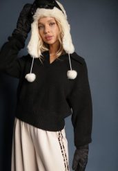 Czarny Krótki Sweter z Trójkątnym Dekoltem Ozdobiony Kołnierzykiem Savalin. Czarne swetry Renee, uniwersalny, bez wzorów, z bawełny, casualowe, bez ramiączek. W wyprzedaży za 127.99 zł.