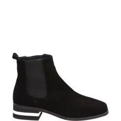 KLASYCZNE CZARNE SZTYBLETY 002182 SUE BLACK. Czarne botki Venezia, bez wzorów, ze skóry, klasyczne, bez obcasa, bez zapięcia. Za 189.00 zł.