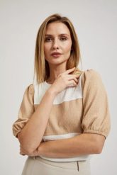 Bluzka w pasy z bufiastymi rękawami beżowa. Brązowe bluzki MOODO, xs, bez wzorów, bez kołnierzyka, bez ramiączek. W wyprzedaży za 34.99 zł.