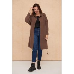Płaszcz Damski Huggo Plus Size Czekolada. Płaszcze blue shadow, plus size, bez wzorów, z dzianiny, bez kaptura. Za 419.90 zł.
