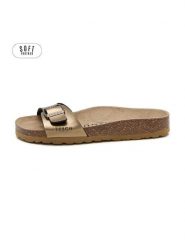 Teegu Klapki w kolorze złotym rozmiar: 37. Żółte klapki teegu, bez wzorów, klasyczne, z otwartym noskiem, bez obcasa, bez zapięcia. Za 121.99 zł.