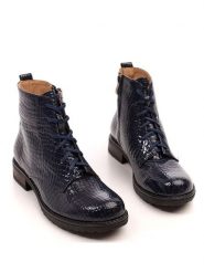 BOSCCOLO Skórzane botki w kolorze granatowym rozmiar: 40. Niebieskie botki Bosccolo, bez wzorów, z lakierowanej skóry, bez obcasa, bez zapięcia. Za 183.15 zł.