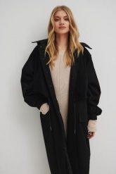 Długi płaszcz typu oversize w kolorze TOTALY BLACK - HUNTER. Czarne płaszcze Marsala, m, bez wzorów, z bawełny, eleganckie, bez kaptura. Za 1,119.90 zł.