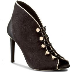 Szpilki CARINII - B3928 360-J16-000-B16. Botki marki ANSWEAR. W wyprzedaży za 259.00 zł.