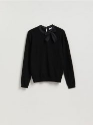 Sweter z ozdobną kokardą - czarny. Czarne swetry Reserved, l, bez wzorów, z dzianiny, bez ramiączek. Za 109.99 zł.