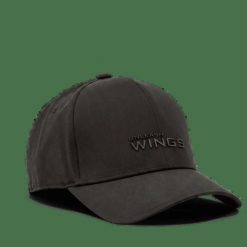 Czapka z daszkiem WINGS UNLEASH wodoodporna sportowa regulowana. Czarne czapki z daszkiem Wings, bez wzorów, z elastanu, eleganckie. Za 89.90 zł.