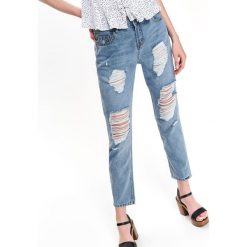 JEANSOWE SPODNIE BOYFRIEND. Niebieskie spodnie materiałowe TOP SECRET, bez wzorów, z jeansu, eleganckie. W wyprzedaży za 49.99 zł.