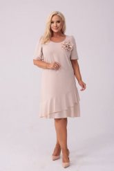 Elegancka beżowa sukienka Evelyn na wesele PLUS SIZE XXL. Brązowe sukienki Moda Size Plus Iwanek, na imprezę, plus size, z aplikacjami, z elastanu, eleganckie, bez kołnierzyka, plus size, bez ramiączek, midi. Za 289.90 zł.