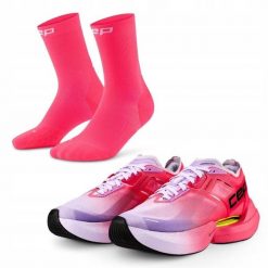 Zestaw biegacza: damskie buty sportowe i skarpety biegowe. Czerwone buty treningowe CEP, bez wzorów, bez zapięcia. Za 907.20 zł.