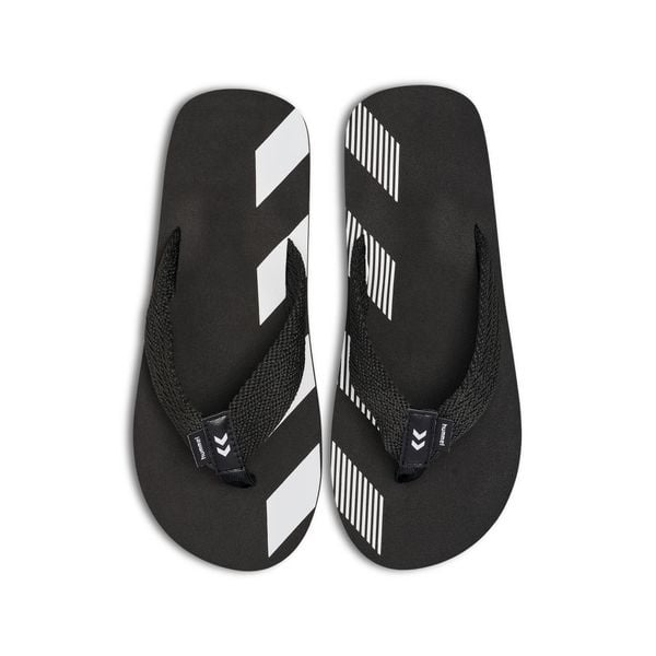 Klapki w jodełkę Hummel Sport. Czarne klapki Hummel, bez wzorów, sportowe, bez obcasa, bez zapięcia. Za 154.00 zł.