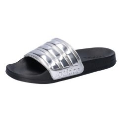 Klapki basenowe adidas Shower Slides. Czarne klapki adidas, bez wzorów, z materiału, bez obcasa, bez zapięcia. Za 119.00 zł.