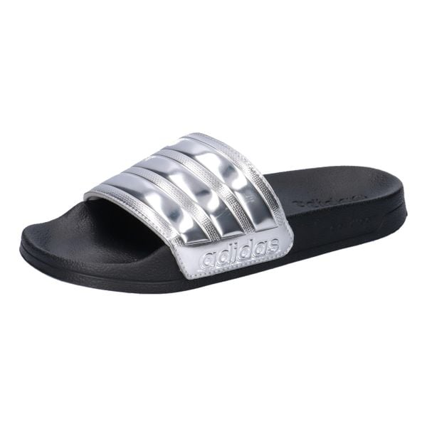 Klapki basenowe adidas Shower Slides. Czarne klapki adidas, bez wzorów, z materiału, bez obcasa, bez zapięcia. Za 119.00 zł.