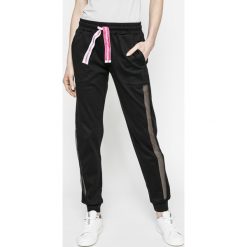 Trussardi Jeans - Spodnie. Szare spodnie dresowe marki TRUSSARDI JEANS, z bawełny. W wyprzedaży za 359.90 zł.
