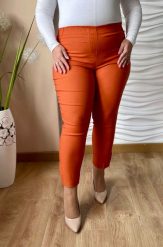 Spodnie chinosy Nina z zamkami 7/8 w odcieniach pomarańczu PLUS SIZE XXL. Chinosy Nasi partnerzy, bez wzorów, z elastanu, biznesowe, krótkie. Za 159.90 zł.