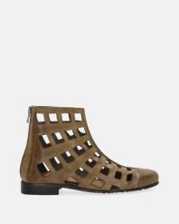 ZIELONE BOTKI Z AŻUROWĄ CHOLEWKĄ 32979-280 PA MUS. Zielone botki Venezia, w ażurowe wzory, ze skóry, bez obcasa, bez zapięcia. Za 939.00 zł.