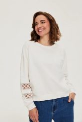 Bluza z ozdobymi rękawami biała. Białe bluzy MOODO, l, bez wzorów, z bawełny, bez ramiączek, bez kaptura. Za 129.99 zł.