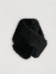 Szalik ze sztucznego futra - czarny. Czarne szaliki i kominy Reserved, bez wzorów. Za 89.99 zł.