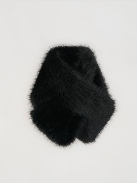 Szalik ze sztucznego futra - czarny. Czarne szaliki i kominy Reserved, bez wzorów. Za 89.99 zł.