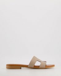 SKÓRZANE KLAPKI 999 VACC TAUPE. Klapki Venezia, bez wzorów, ze skóry, bez obcasa, bez zapięcia. Za 249.00 zł.