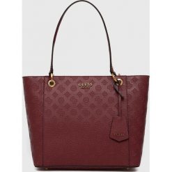 Guess torebka kolor bordowy. Czerwone shopper bag Guess, z aplikacjami, na ramię, bez dodatków. Za 669.99 zł.
