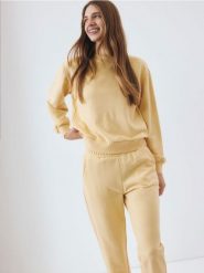 Gładka bluza z bawełną - kremowy. Białe bluzy Reserved, l, bez wzorów, z bawełny, bez kaptura. W wyprzedaży za 49.99 zł.
