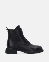CZARNE TRZEWIKI ZE SKÓRY NATURALNEJ 53C0522 BLACK. Czarne botki Venezia, bez wzorów, ze skóry, bez obcasa, bez zapięcia. Za 399.00 zł.
