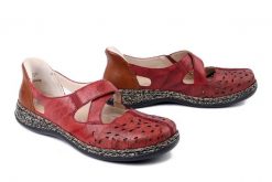 RIEKER 46352-33 red, półbuty letnie damskie. Czerwone półbuty wsuwane Rieker, na lato, w ażurowe wzory, bez obcasa. Za 359.90 zł.