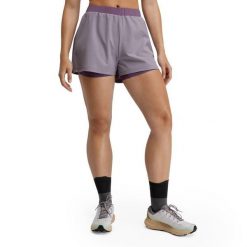 Damskie krótkie spodenki do biegania w terenie 2 w 1 Trekking Siroko Araroa Lil. Fioletowe szorty SIROKO, bez wzorów, z tkaniny, sportowe. Za 212.00 zł.