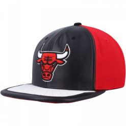 Czapka z daszkiem unisex koszykarska Mitchell & Ness Chicago Bulls. Czarne czapki z daszkiem Mitchell & Ness, bez wzorów, sportowe. Za 179.00 zł.