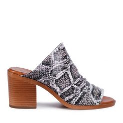 Klapki QUAZI. Szare klapki QUAZI, bez wzorów, bez obcasa, bez zapięcia. Za 239.99 zł.