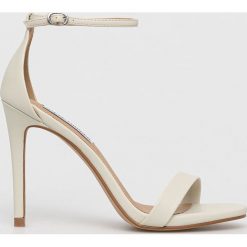 Steve Madden sandały Stecy kolor beżowy. Brązowe sandały Steve Madden, bez wzorów, z materiału, bez obcasa, na obcasie, bez zapięcia. Za 369.99 zł.