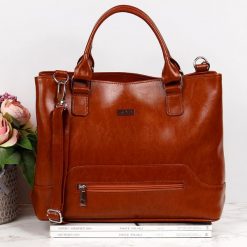 Skórzana torebka damska DAN-A T449 camel. Brązowe torebki klasyczne bez wzorów, ze skóry, bez dodatków. Za 399.99 zł.