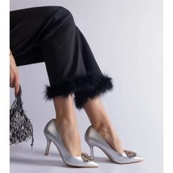 Srebrne szpilki zdobione kolorowymi cyrkoniami srebrny. Szare szpilki z aplikacjami, ze skóry, eleganckie, ze szpiczastym noskiem, bez obcasa, na szpilce, bez zapięcia. Za 89.18 zł.