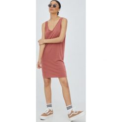 Vero Moda sukienka kolor bordowy mini prosta. Czerwone sukienki Vero Moda, na co dzień, m, bez wzorów, z dzianiny, bez kołnierzyka, bez ramiączek, mini, proste. Za 109.99 zł.