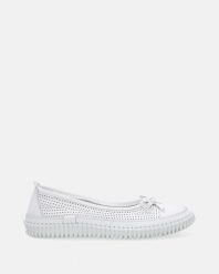 AŻUROWE BALERINY Z KOKARDĄ 400155 WHITE. Białe baleriny Venezia, w ażurowe wzory, ze skóry, bez obcasa, bez zapięcia. Za 239.00 zł.