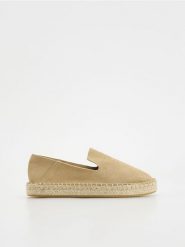 Zamszowe espadryle - beżowy. Brązowe espadryle Reserved, bez wzorów, z zamszu, bez obcasa. W wyprzedaży za 99.99 zł.