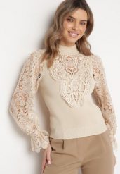 Beżowa Bluzka z Półgolfem w Stylu Retro Bogato Zdobiona Ażurową Koronką Kallioma. Brązowe bluzki Born2be, z aplikacjami, z koronki, retro, bez kołnierzyka, bez ramiączek. W wyprzedaży za 101.99 zł.