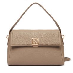 Torebka Calvin Klein. Brązowe torebki klasyczne Calvin Klein, bez wzorów, klasyczne, bez dodatków. Za 569.99 zł.